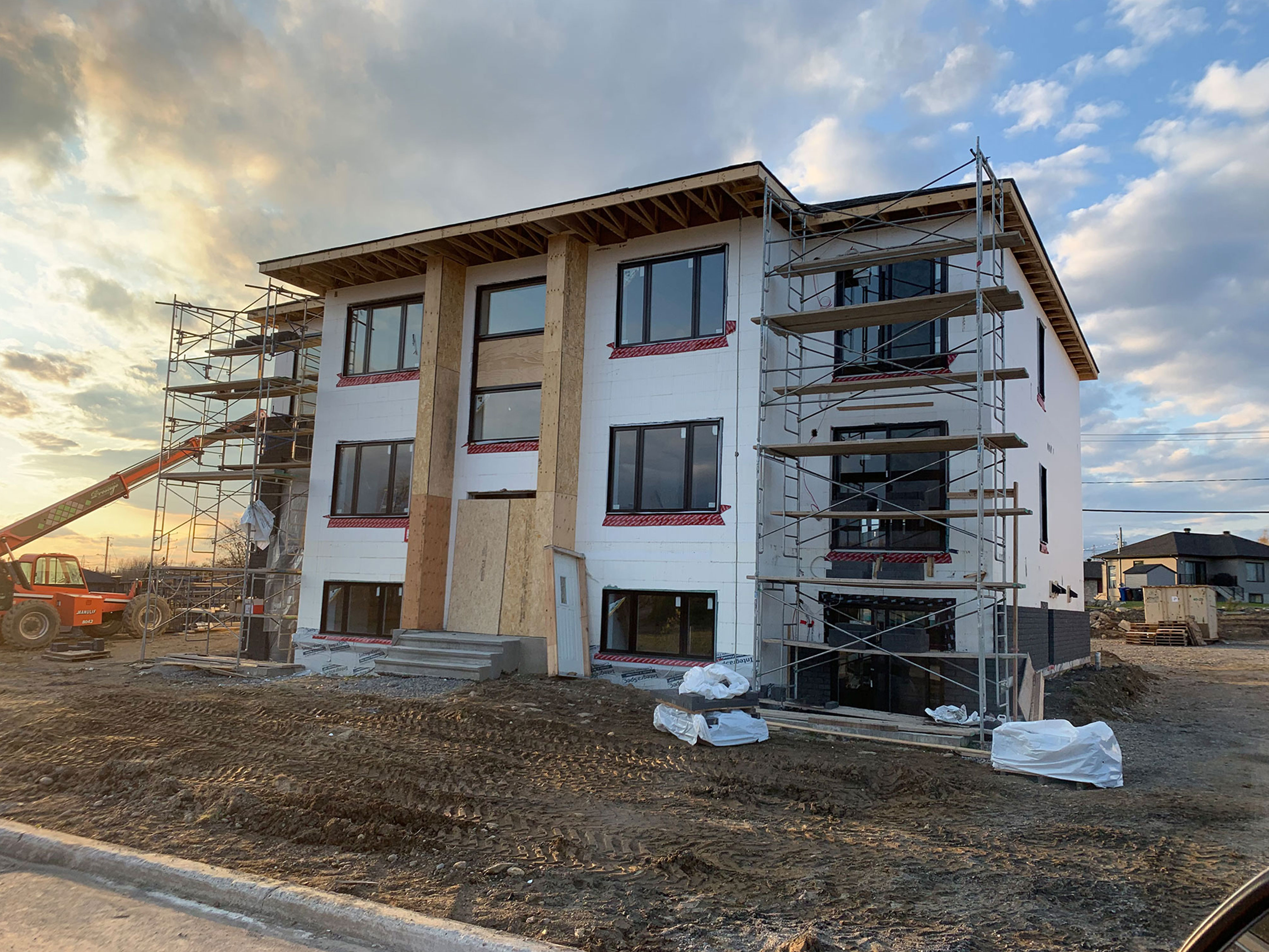 Images de la chronique Construction coffrage isolant à Waterloo (Québec) Projet 6 logements en vidéo